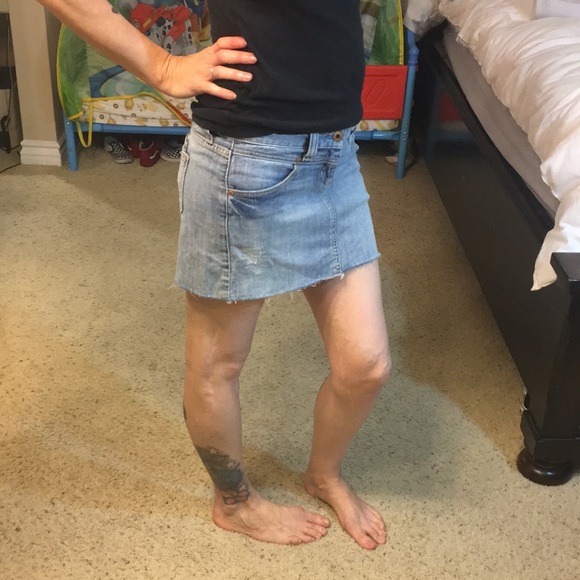 💙Like new Jean skirt by Guess💙 - Picture 3 of 8